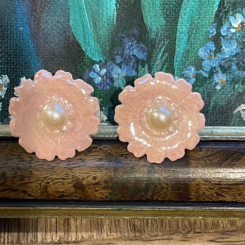 VINTAGE EARRINGS•Pink ceramic flowers•center faux pearl•hand lacquered•stud back